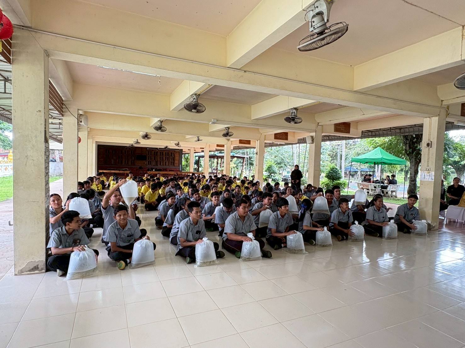 เมื่อวันที่ 18  พฤศจิกายน  2568 โรงเรียนท่าสะท้อนวิทยา จัดกิจกรรมส่งเสริมอนุรักษ์ทรัพยากรธรรมทางทะเล ให้กับนักเรียนโรงเรียนท่าสะท้อนวิทยาระดับชั้นมัธยมศึกษาปีที่ 1-6 เพื่อสร้างจิตสำนึกเยาวชนให้มีส่วนร่วมในการอนุรักษ์ทรัพยากรสัตว์น้ำ โดยมีคณะวิทยากรจากศูนย์วิจัยและพัฒนาประมงน้ำจืดสุราษฎร์ธานี และ ศูนย์วิจัยและตรวจสอบคุณภาพสินค้าประมง และหน่วยงานอสรพิษวิทยา ชุดอสรพิษวิทยาภาคใต้ ร่วมเป็นวิทยากรให้ความรู้   ณ ลานอเนกประสงค์ อาคารนพคุณ โรงเรียนท่าสะท้อนวิทยา