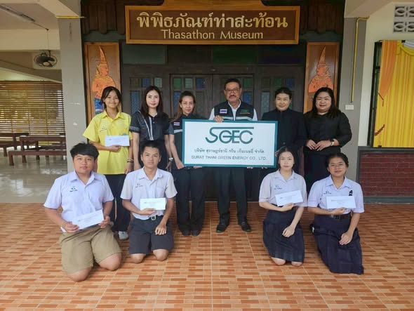 บริษัทสุราษฎร์ธานี กรีน เอ็นเนอยี่ จำกัด มอบทุนการศึกษาให้แก่นักเรียนโรงเรียนท่าสะท้อนวิทยา  จำนวน  10,000 บาท ตามโครงการทุนการศึกษาต่อเนื่องแก่นักเรียนที่เรียนดี มีความประพฤติดี และอยู่ในพื้นที่ ประจำปีการศึกษา 2568