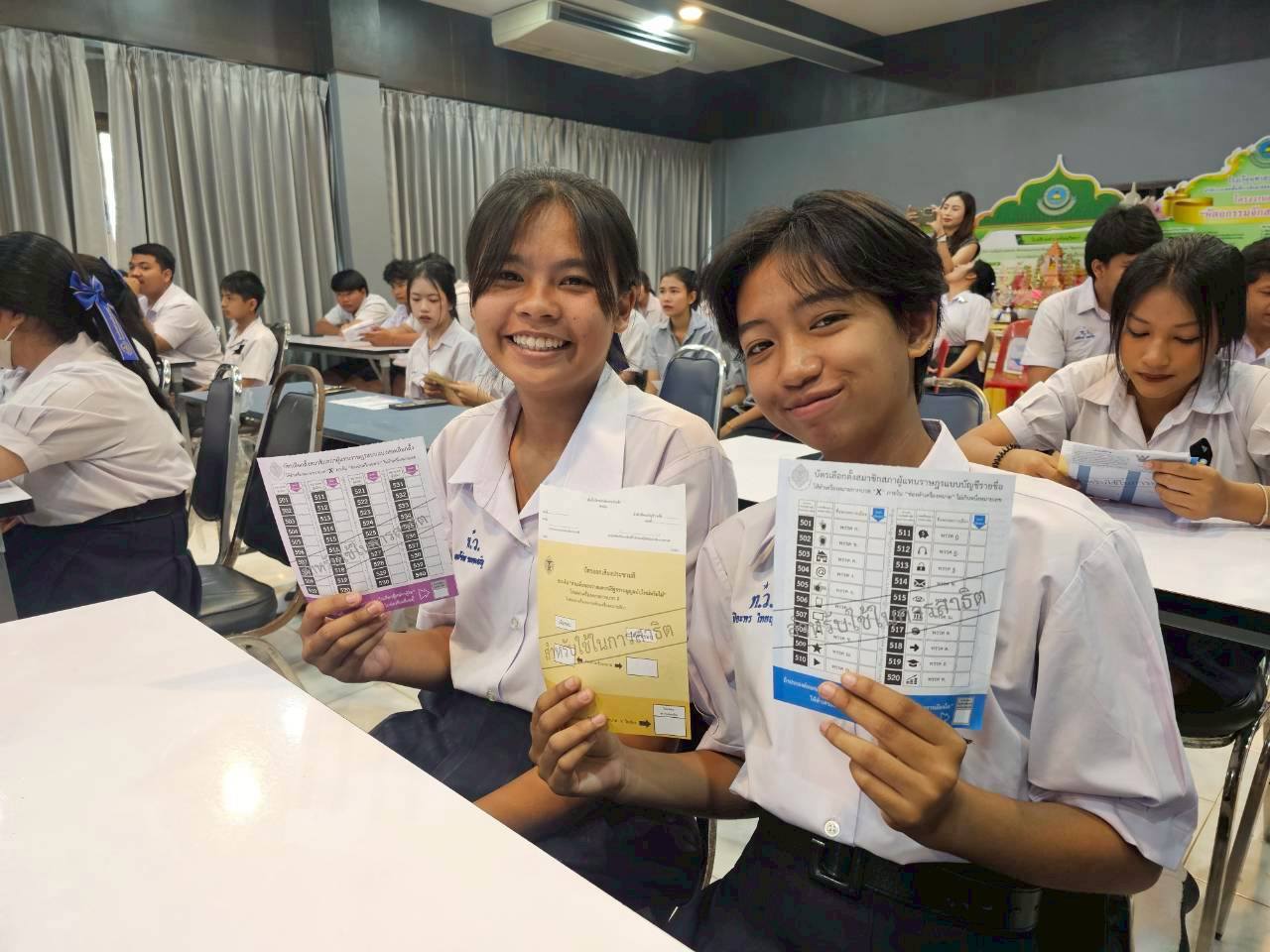 วันนี้ โรงเรียนท่าสะท้อนวิทยา จัดกิจกรรมรณรงค์สร้างความรู้และความเข้าใจเกี่ยวกับการเลือกตั้ง และการออกเสียงประชามติ ในวันที่ 8 กุมภาพันธ์  2569 ให้แก่นักเรียนโรงเรียนท่าสะท้อนวิทยา ณ ห้องประชุมท่าสะท้อน โรงเรียนท่าสะท้อนวิทยา โดยได้รับความอนุเคราะห์วิทยากรและสื่ออุปกรณ์ตัวอย่างที่เกี่ยวข้อง จากองค์การบริหารส่วนตำบลท่าสะท้อน