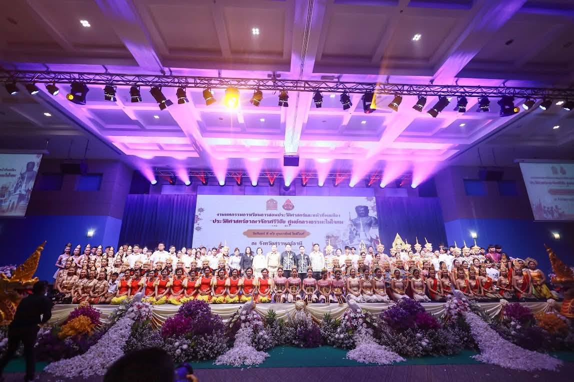 เมื่อวันที่ 15-16 กุมภาพันธ์  2569 นางจิรพรรณ์  มุกดารัตน์ ผู้อำนวยการโรงเรียนท่าสะท้อนวิทยา พร้อมด้วยนางสาวเกษรินทร์  สังขวิจิตร รองผู้อำนวยการโรงเรียน และนางสาวสาวิตรี  เพ็ชรชำนาญ และนายสรศักดิ์ ชิตเชื้อ ครูกลุ่มสาระการเรียนรู้สังคมศึกษา ศาสนา และวัฒนธรรม เข้าร่วมงานมหกรรมการเรียนการสอนประวัติศาสตร์และหน้าที่พลเมือง ภายใต้หัวข้อ “ประวัติศาสตร์อาณาจักรศรีวิชัย ศูนย์กลางธรรมะในใจคน”  ณ โรงแรมไดมอนด์พลาซ่า อำเภอเมือง จังหวัดสุราษฎร์ธานี เพื่อขับเคลื่อนนโยบายการพัฒนาการเรียนรู้ประวัติศาสตร์ของสำนักงานคณะกรรมการการศึกษาขั้นพื้นฐาน (สพฐ.) สู่การปฏิบัติในระดับพื้นที่อย่างเป็นรูปธรรม