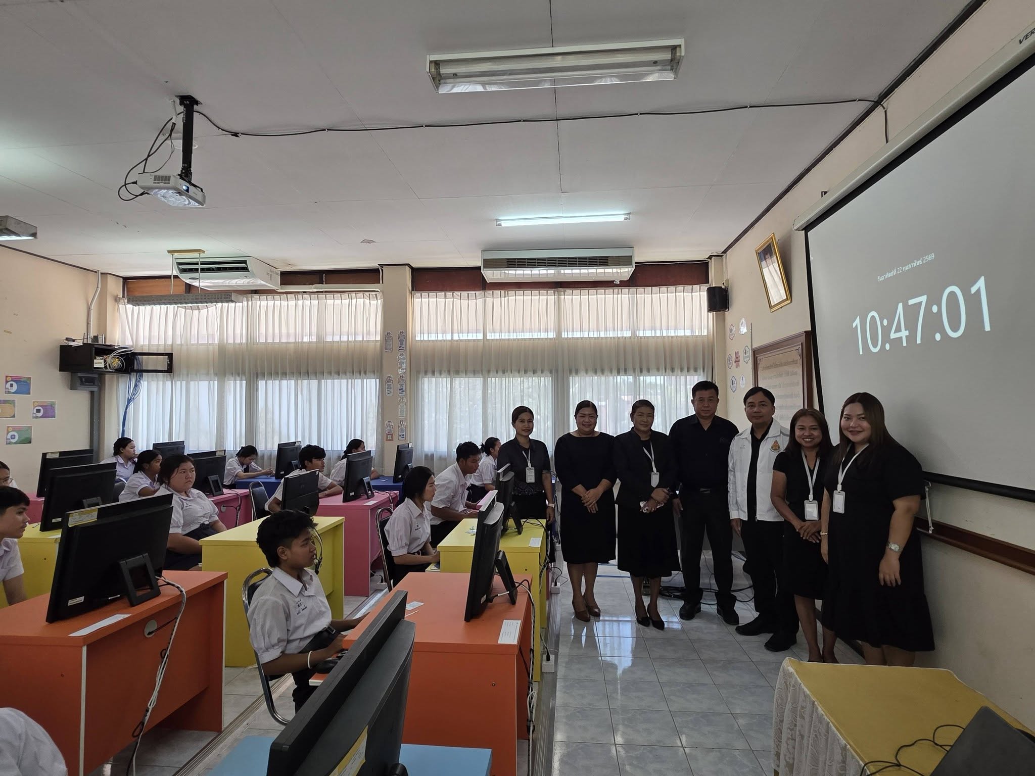 วันนี้ นางจิรพรรณ์ มุกดารัตน์ ผู้อำนวยการโรงเรียนท่าสะท้อนวิทยา พร้อมด้วยนางสาวเกษรินทร์ สังขวิจิตร รองผู้อำนวยการโรงเรียนท่าสะท้อนวิทยา และคณะครู
